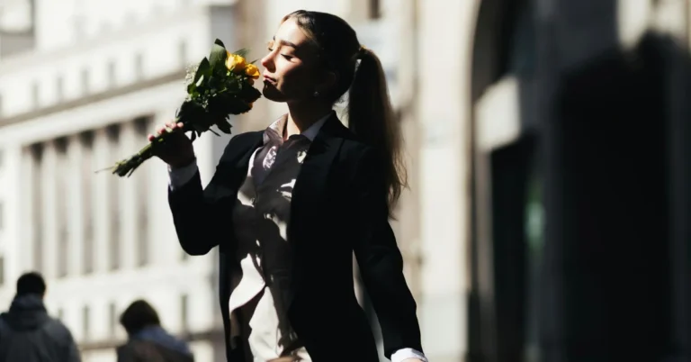 20+ Dark Academia Aesthetic Styles - Rock The Old Money Style 44 dark academia aesthetic